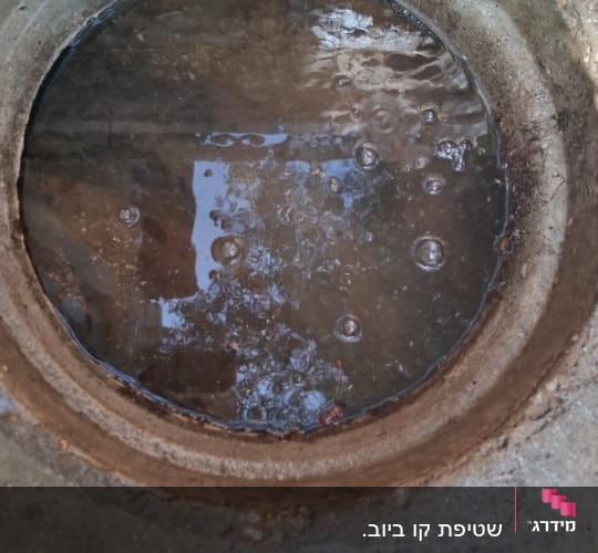 פתח ביוב עם מים ובועות